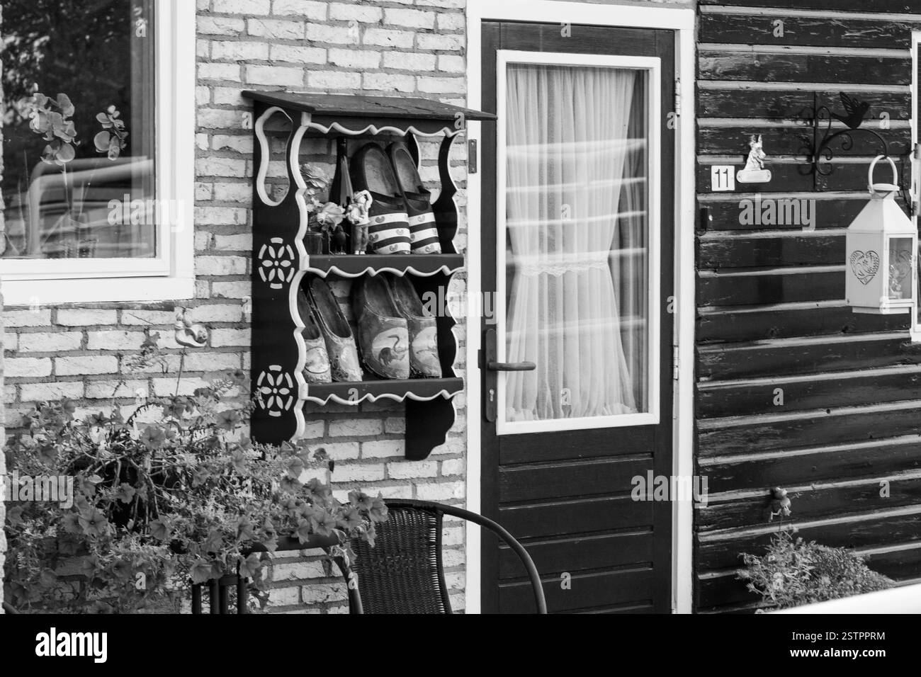 Holzschuhe neben dem Hauseingang Banque D'Images