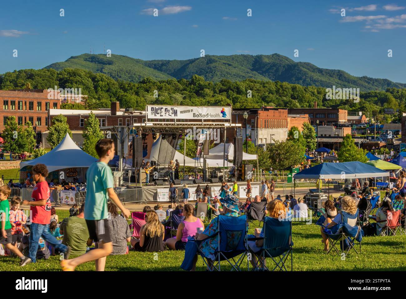 Johnson City, Tennessee, États-Unis - 7 juin 2024 : Festival annuel de la prune tenu dans le centre-ville de Johnson City, Tennessee. Banque D'Images