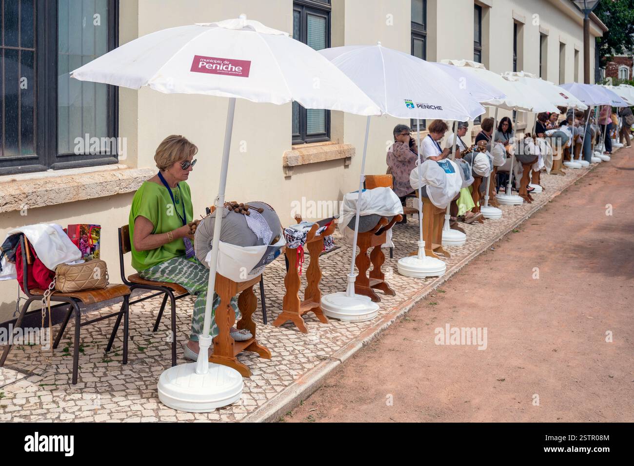 Portugal, région d'Oeste, Peniche, fabrication traditionnelle de dentelle Bobbin au salon Renda de Bilros (fabrication de dentelle Bobbin) en juillet 2024 Banque D'Images