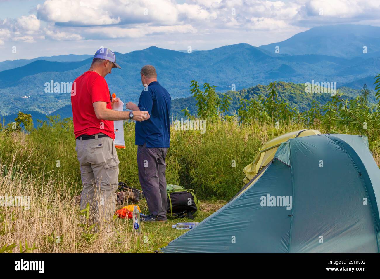 Erwin, Tennessee, États-Unis - 7 septembre 2024 : les randonneurs des Appalaches s'installent au sommet de la montagne Unoka sous un ciel nuageux. Banque D'Images