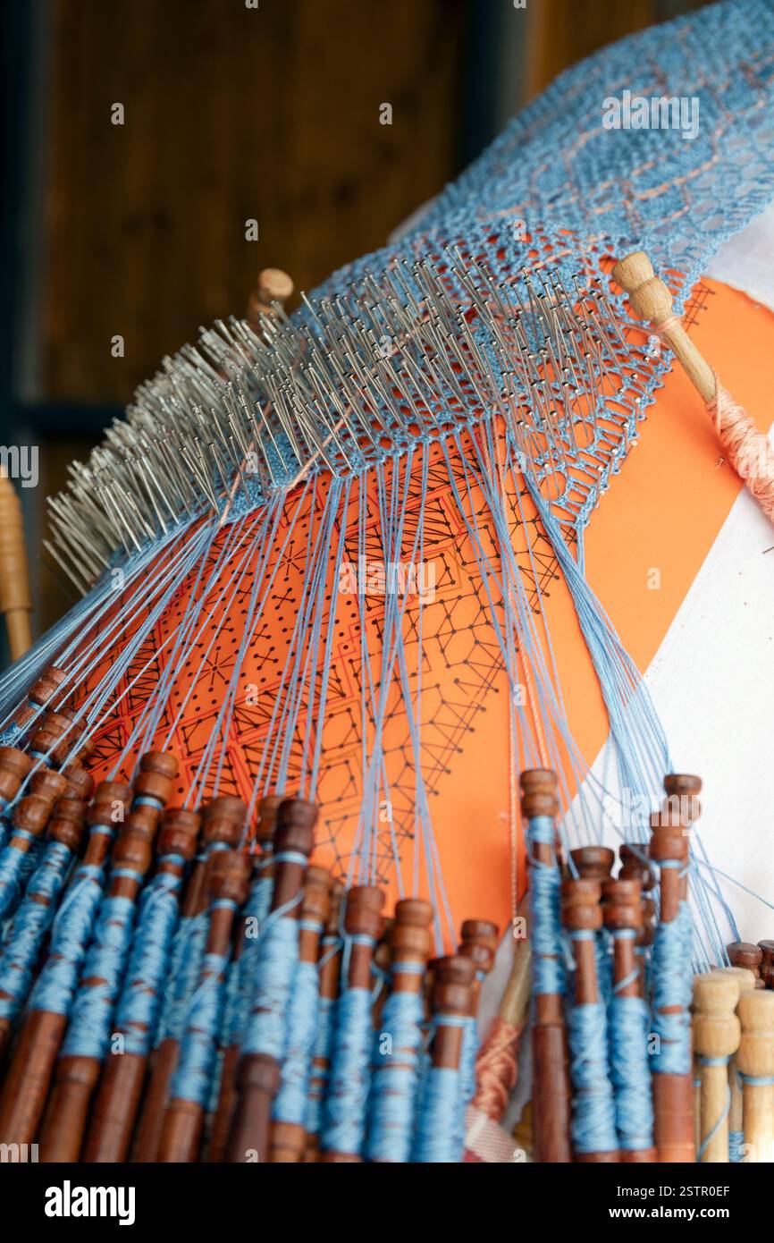 Portugal, région d'Oeste, Peniche, fabrication de dentelle traditionnelle espagnole (Ourense) au salon Renda Bilros (fabrication de dentelle Bobbin) en juillet 2024 Banque D'Images