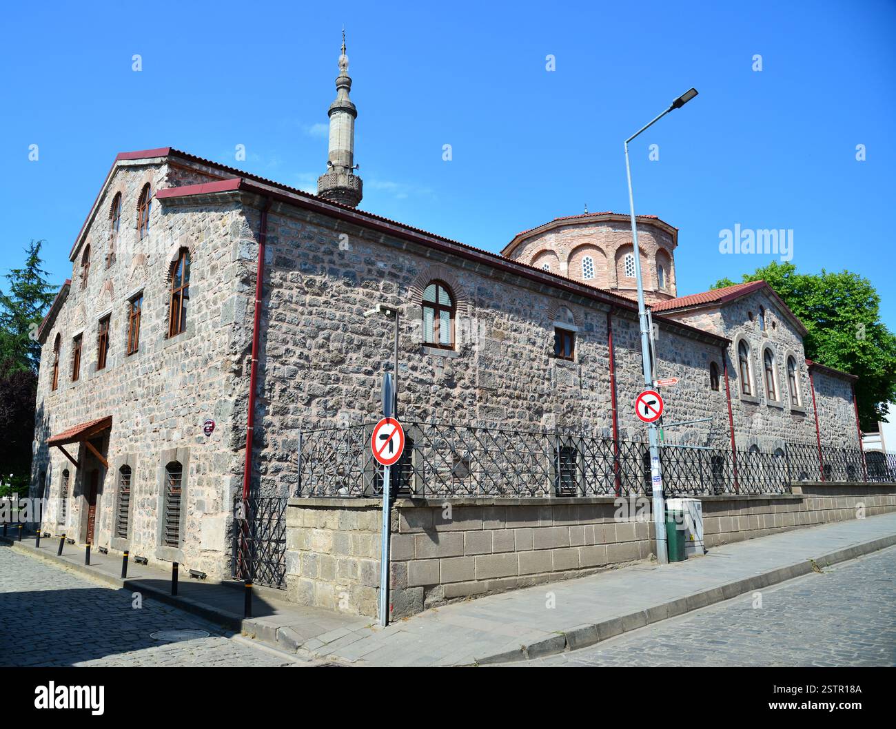 La mosquée Ortahisar Fatih, située à Trabzon, en Turquie, était à l'origine une église byzantine qui a été convertie en mosquée par les Turcs. Banque D'Images