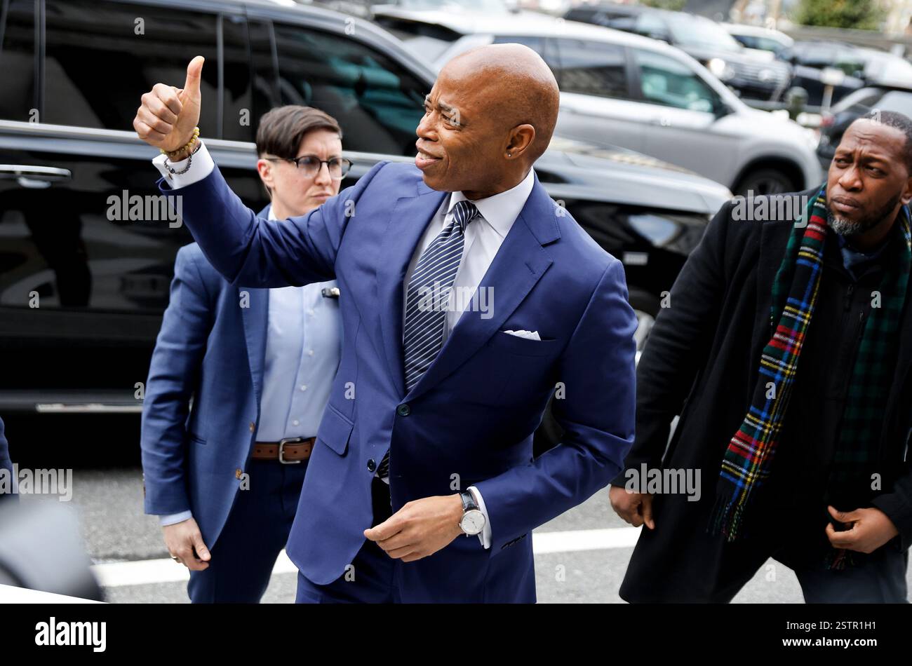 New York, États-Unis. 19 février 2025. Le maire de New York, Eric Adams, arrive à la Cour fédérale le mercredi 19 février 2025 à New York. Le juge fédéral Dale E. Ho envisagera de rejeter l'affaire de corruption contre Adams. Photo de Peter Foley/UPI crédit : UPI/Alamy Live News Banque D'Images