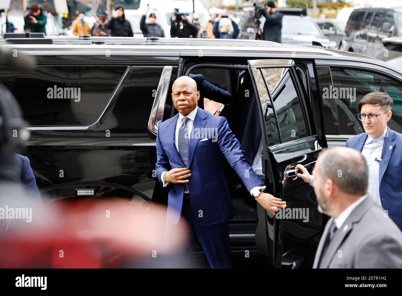 New York, États-Unis. 19 février 2025. Le maire de New York, Eric Adams, arrive à la Cour fédérale le mercredi 19 février 2025 à New York. Le juge fédéral Dale E. Ho envisagera de rejeter l'affaire de corruption contre Adams. Photo de Peter Foley/UPI crédit : UPI/Alamy Live News Banque D'Images