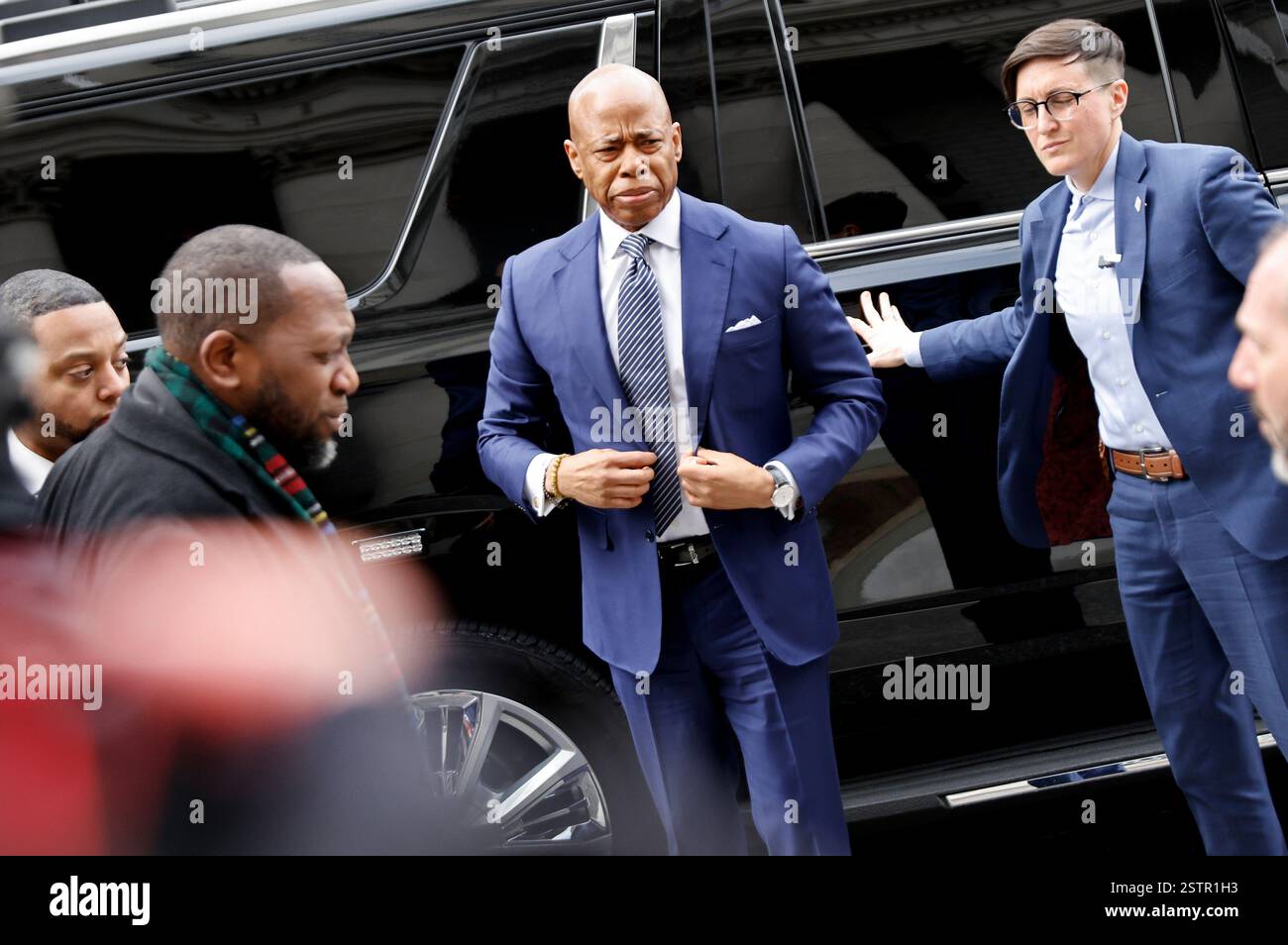 New York, États-Unis. 19 février 2025. Le maire de New York, Eric Adams, arrive à la Cour fédérale le mercredi 19 février 2025 à New York. Le juge fédéral Dale E. Ho envisagera de rejeter l'affaire de corruption contre Adams. Photo de Peter Foley/UPI crédit : UPI/Alamy Live News Banque D'Images