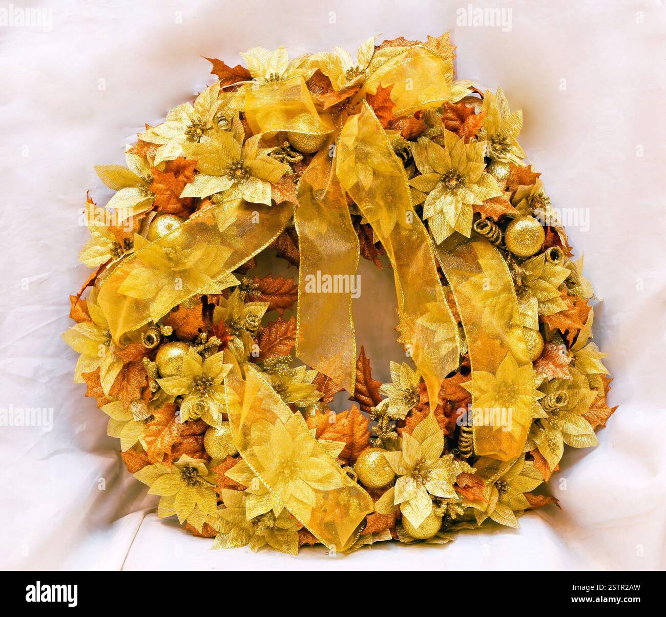 Grande couronne d'or Noël Décoration avec Gold Bow Banque D'Images