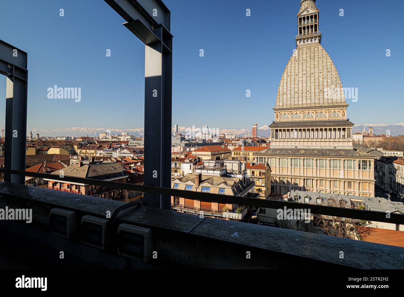 Vue à mi-hauteur de la mole Antonelliana, qui abrite le musée national du cinéma. Toits d'immeubles, terrasse, Alpes enneigées, par une journée ensoleillée d'hiver. Banque D'Images