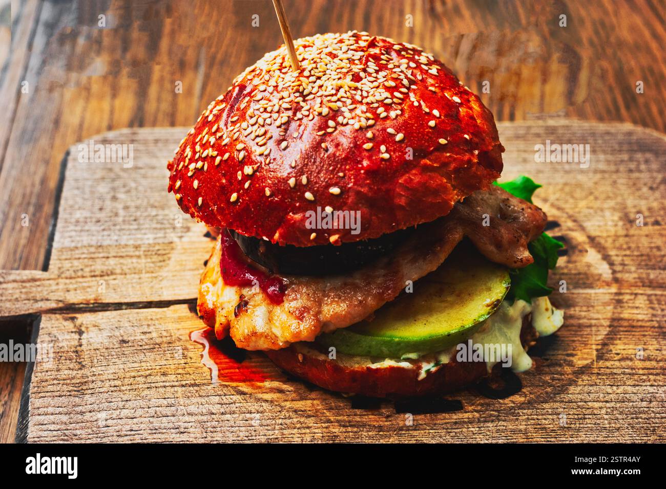 Délicieux hamburger sur planche en bois Matte look avec des ombres relevées Banque D'Images