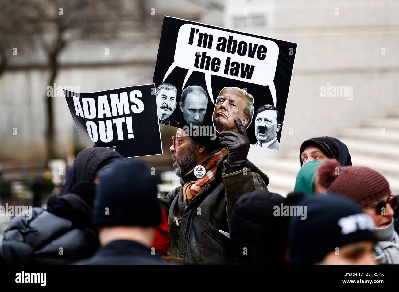New York, États-Unis. 19 février 2025. Les manifestants se rassemblent avant l'arrivée prévue du maire de New York, Eric Adams, à la Cour fédérale le mercredi 19 février 2025 à New York. Le juge fédéral Dale E. Ho envisagera de rejeter l'affaire de corruption contre Adams. Photo de Peter Foley/UPI crédit : UPI/Alamy Live News Banque D'Images
