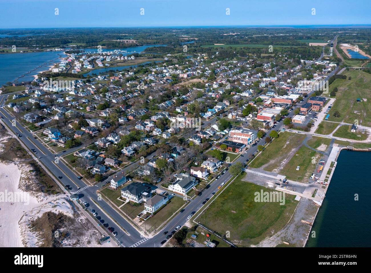 Vue aérienne de la ville de Cape Charles Virginia vers le nord-est depuis la baie de Chesapeake avec une grille Banque D'Images