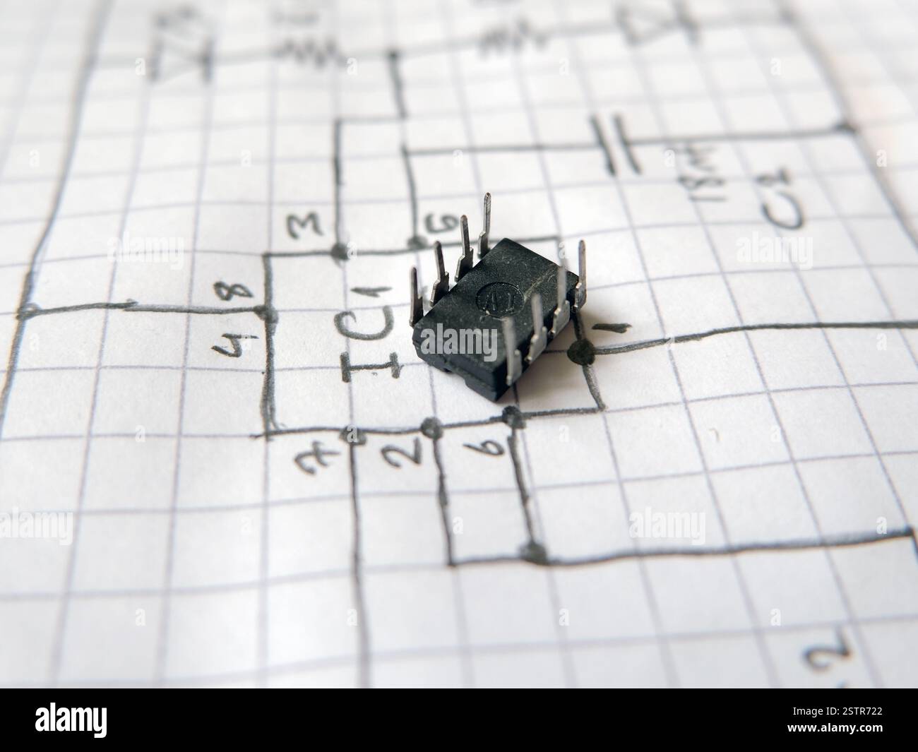 Projets avec circuit intégré (IC) semi-conducteur sur le schéma de circuit électronique. Banque D'Images