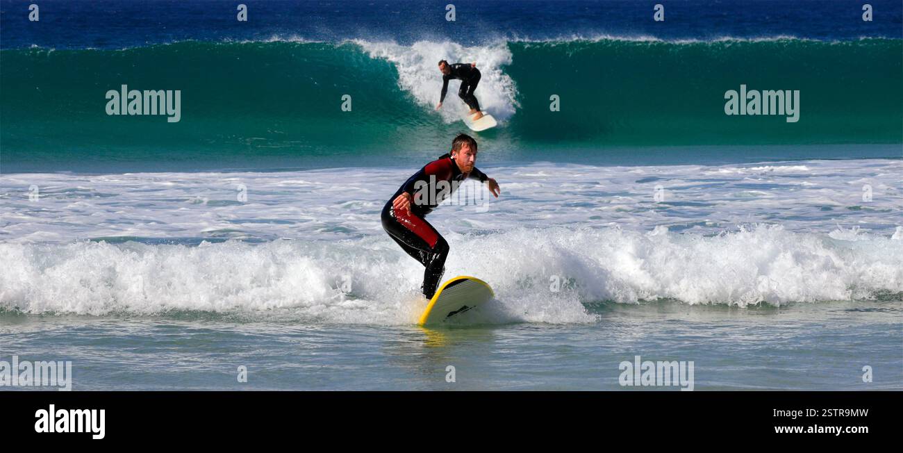 Deux hommes surfant à Piedra Playa, El Cotillo, Fuerteventura, Îles Canaries, Espagne, Europe, UE. Prise Nov Dev 2024 Banque D'Images