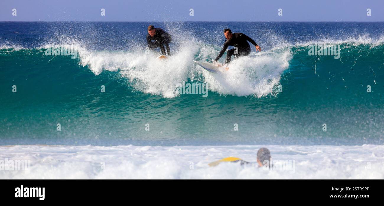 Trois hommes surfant à Piedra Playa, El Cotillo, Fuerteventura, Îles Canaries, Espagne, Europe, UE. Prise Nov Dev 2024 Banque D'Images