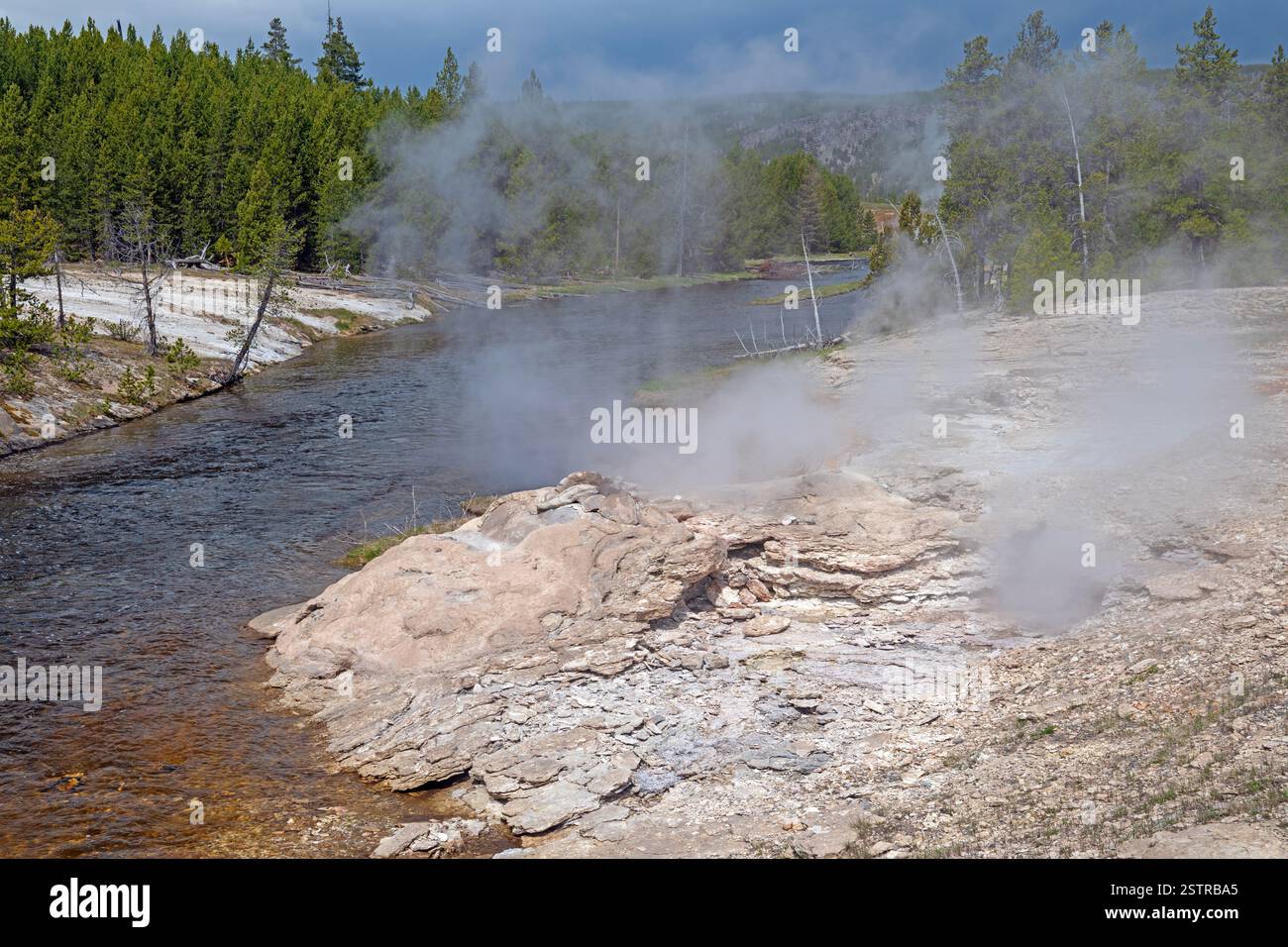 Eau chaude qui se déverse dans la rivière Firehole dans le parc Yellowstone dans le Wyoming Banque D'Images