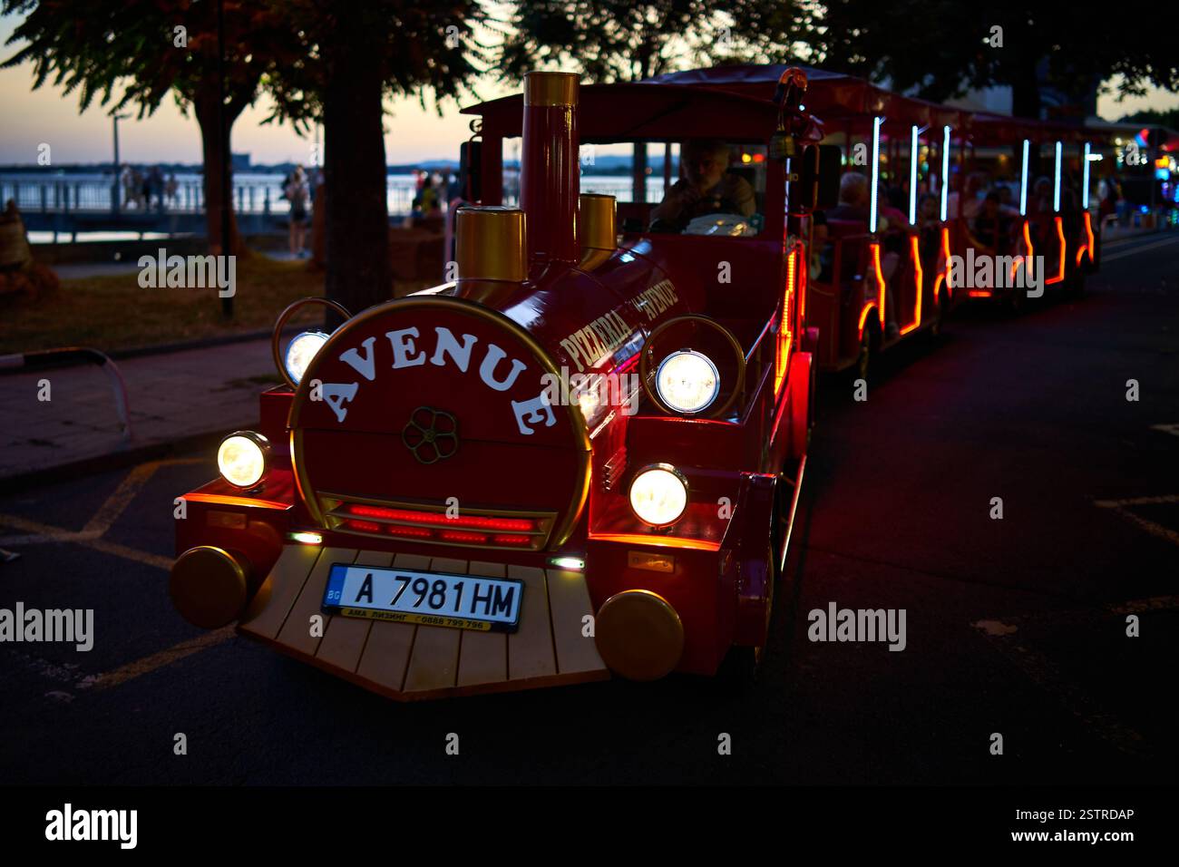 Train routier touristique. Faites le tour du centre-ville historique. Divertissement pour touristes. Banque D'Images