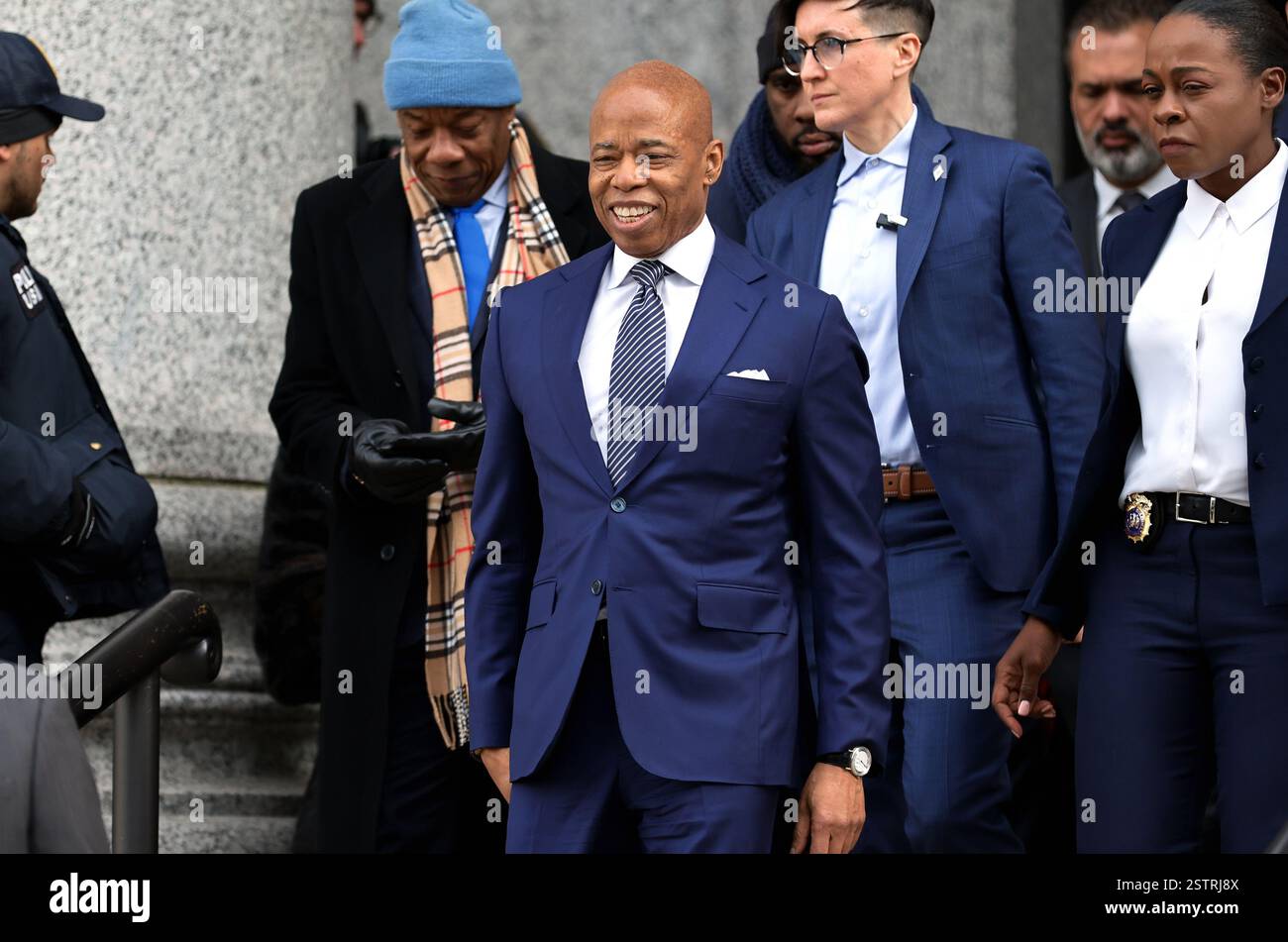 New York, États-Unis. 19 février 2025. Le maire de New York, Eric Adams, quitte la Cour fédérale le mercredi 19 février 2025 à New York. Le juge fédéral Dale E. Ho dans l'audience d'aujourd'hui envisagera de rejeter l'affaire de corruption contre Adams. Photo de Peter Foley/UPI crédit : UPI/Alamy Live News Banque D'Images