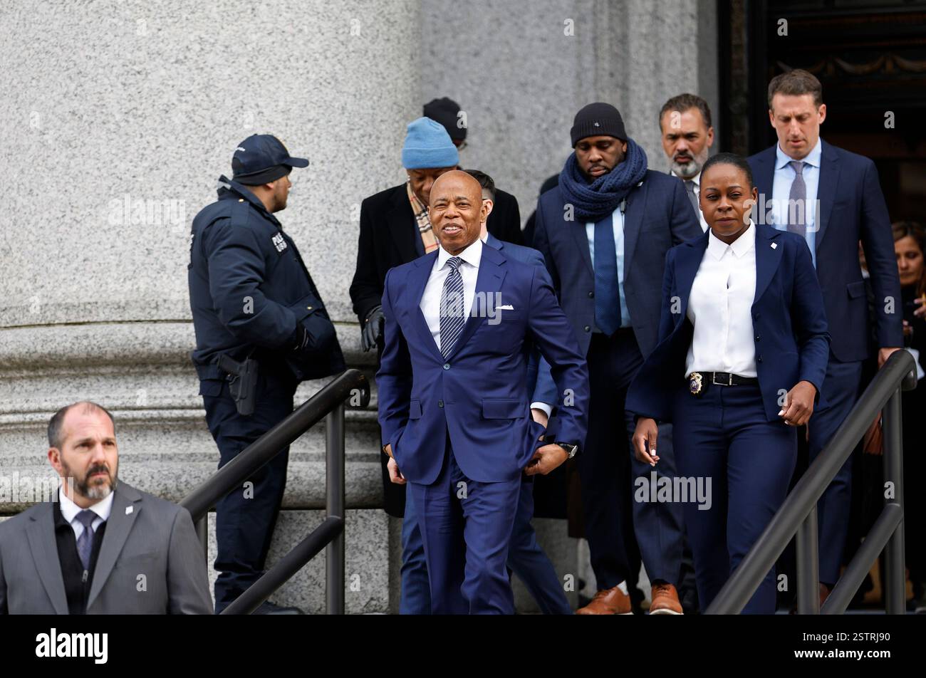 New York, États-Unis. 19 février 2025. Le maire de New York, Eric Adams, quitte la Cour fédérale le mercredi 19 février 2025 à New York. Le juge fédéral Dale E. Ho dans l'audience d'aujourd'hui envisagera de rejeter l'affaire de corruption contre Adams. Photo de Peter Foley/UPI crédit : UPI/Alamy Live News Banque D'Images