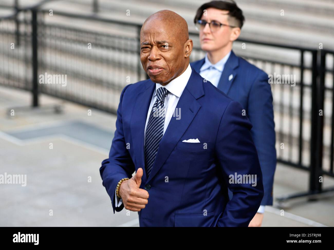 New York, États-Unis. 19 février 2025. Le maire de New York, Eric Adams, quitte la Cour fédérale le mercredi 19 février 2025 à New York. Le juge fédéral Dale E. Ho dans l'audience d'aujourd'hui envisagera de rejeter l'affaire de corruption contre Adams. Photo de Peter Foley/UPI crédit : UPI/Alamy Live News Banque D'Images