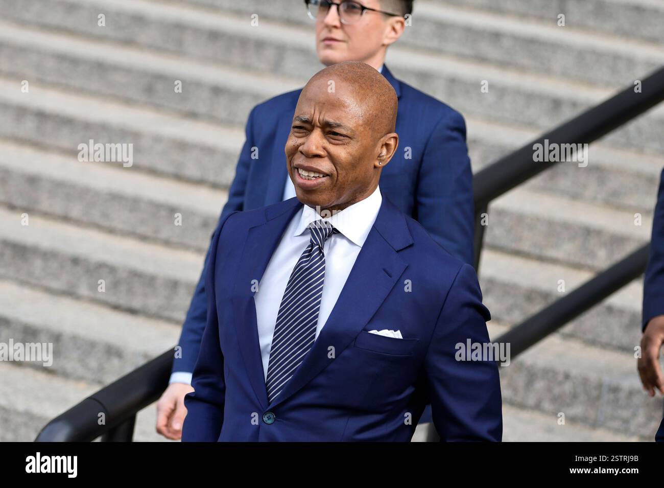 New York, États-Unis. 19 février 2025. Le maire de New York, Eric Adams, quitte la Cour fédérale le mercredi 19 février 2025 à New York. Le juge fédéral Dale E. Ho dans l'audience d'aujourd'hui envisagera de rejeter l'affaire de corruption contre Adams. Photo de Peter Foley/UPI crédit : UPI/Alamy Live News Banque D'Images