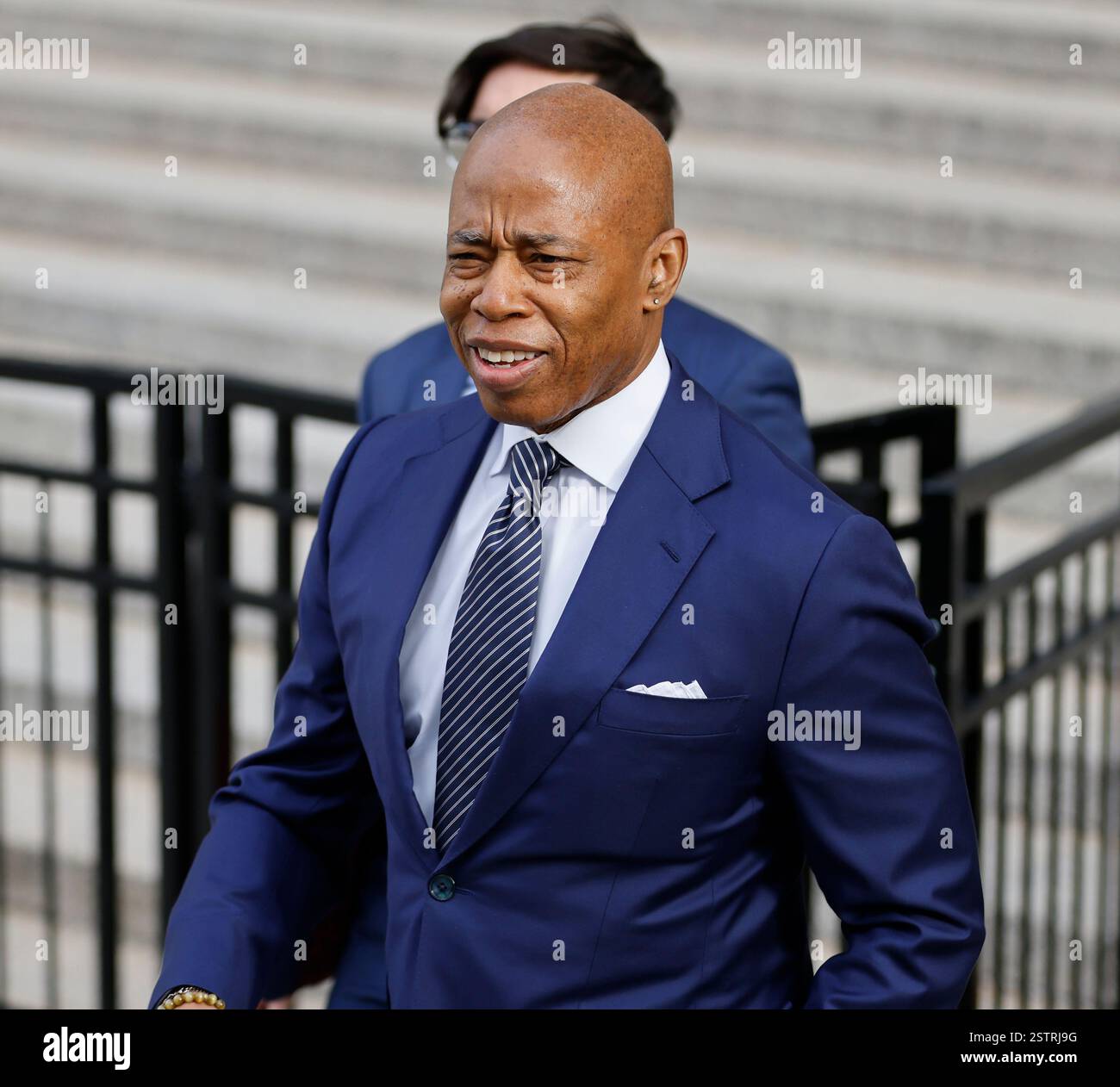 New York, États-Unis. 19 février 2025. Le maire de New York, Eric Adams, quitte la Cour fédérale le mercredi 19 février 2025 à New York. Le juge fédéral Dale E. Ho dans l'audience d'aujourd'hui envisagera de rejeter l'affaire de corruption contre Adams. Photo de Peter Foley/UPI crédit : UPI/Alamy Live News Banque D'Images