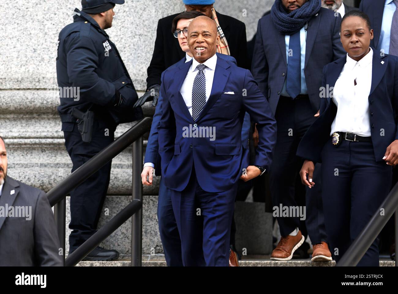 New York, États-Unis. 19 février 2025. Le maire de New York, Eric Adams, quitte la Cour fédérale le mercredi 19 février 2025 à New York. Le juge fédéral Dale E. Ho dans l'audience d'aujourd'hui envisagera de rejeter l'affaire de corruption contre Adams. Photo de Peter Foley/UPI crédit : UPI/Alamy Live News Banque D'Images