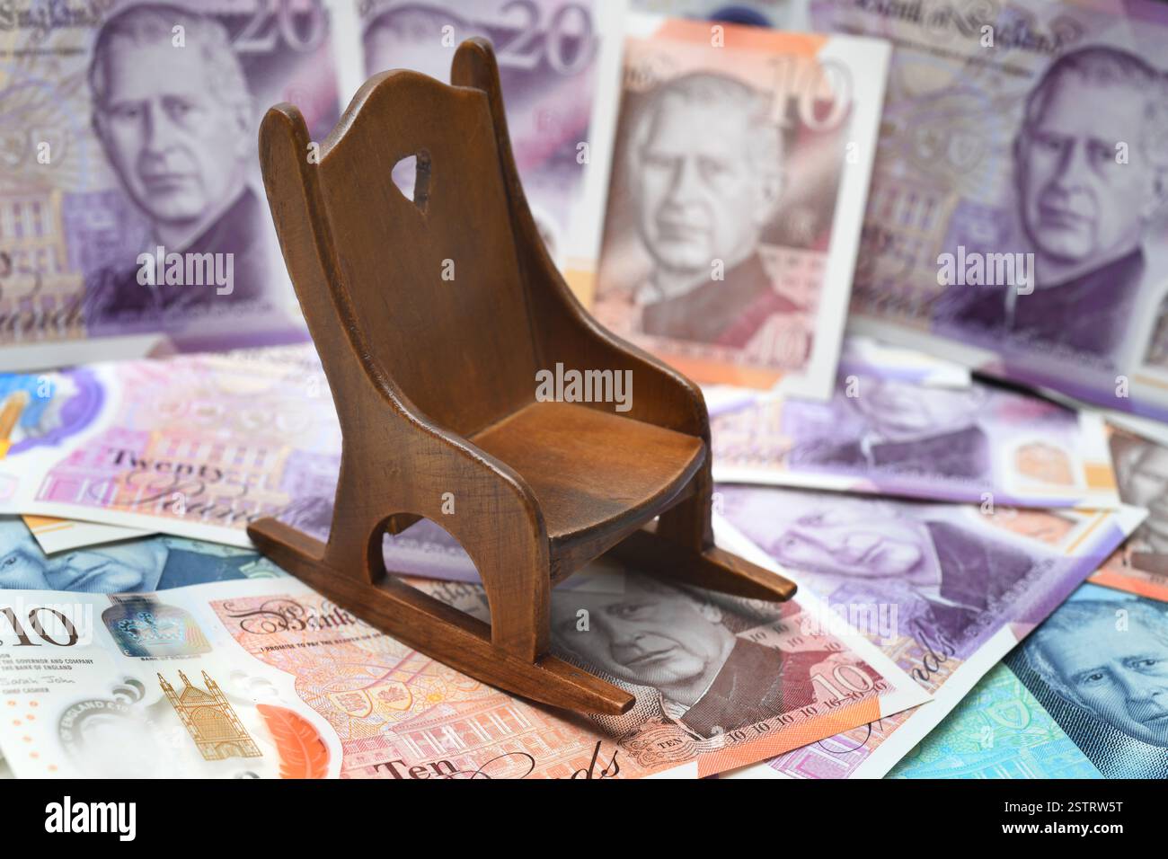 FAUTEUIL À BASCULE SUR BRITISH MONEY RE RETRAITE VIEILLESSE PENSIONS ETC UK Banque D'Images