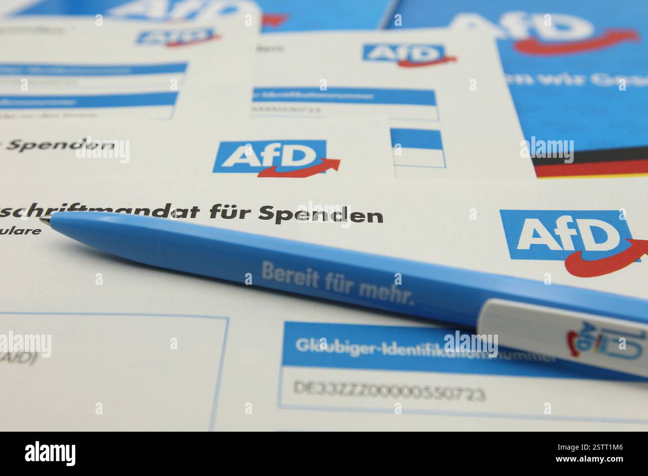 Ein SEPA-Lastschriftmandat für Spenden an die Partei Alternative für Deutschland AFD liegt auf einem Schreibtisch. Symbolbild/Symbolfoto. Schnelsen Hambourg *** Un mandat de prélèvement SEPA pour les dons au parti Alternative for Germany AFD se trouve sur un bureau image symbole photo symbole Schnelsen Hambourg Banque D'Images