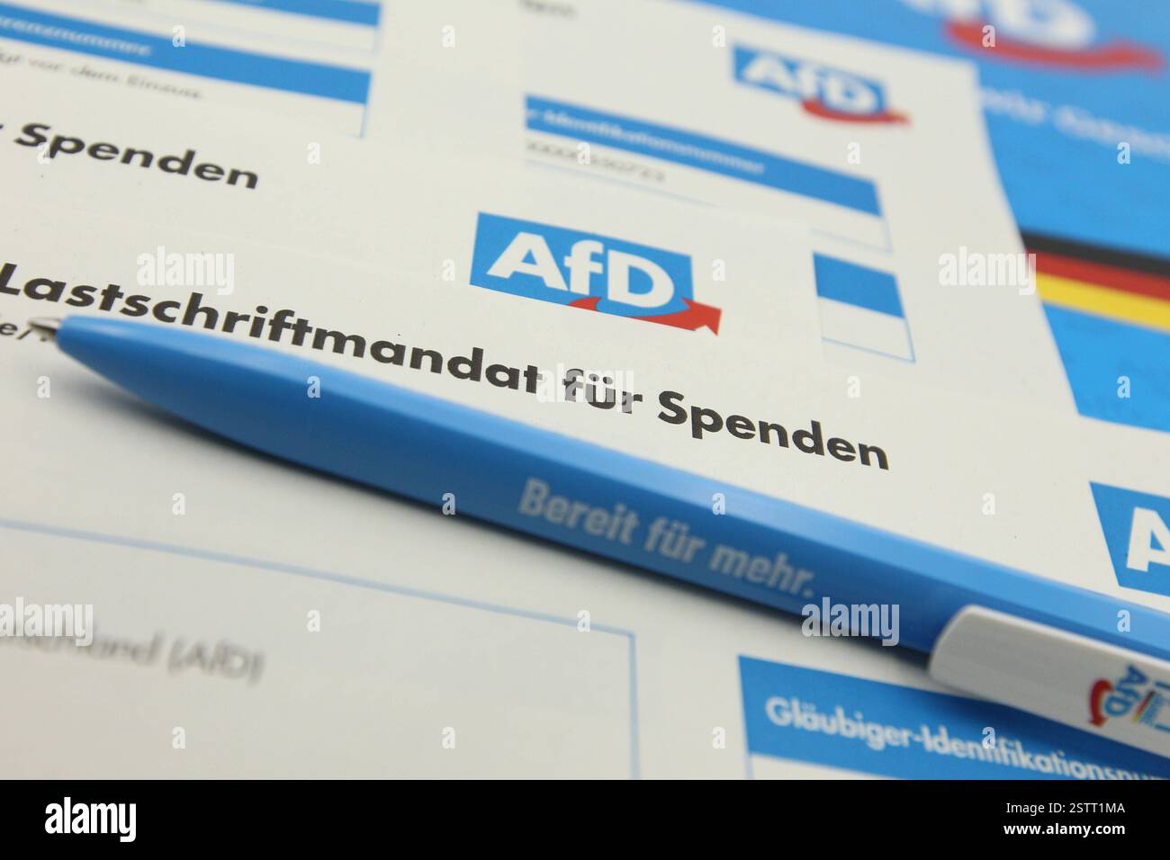 Ein SEPA-Lastschriftmandat für Spenden an die Partei Alternative für Deutschland AFD liegt auf einem Schreibtisch. Symbolbild/Symbolfoto. Schnelsen Hambourg *** Un mandat de prélèvement SEPA pour les dons au parti Alternative for Germany AFD se trouve sur un bureau image symbole photo symbole Schnelsen Hambourg Banque D'Images