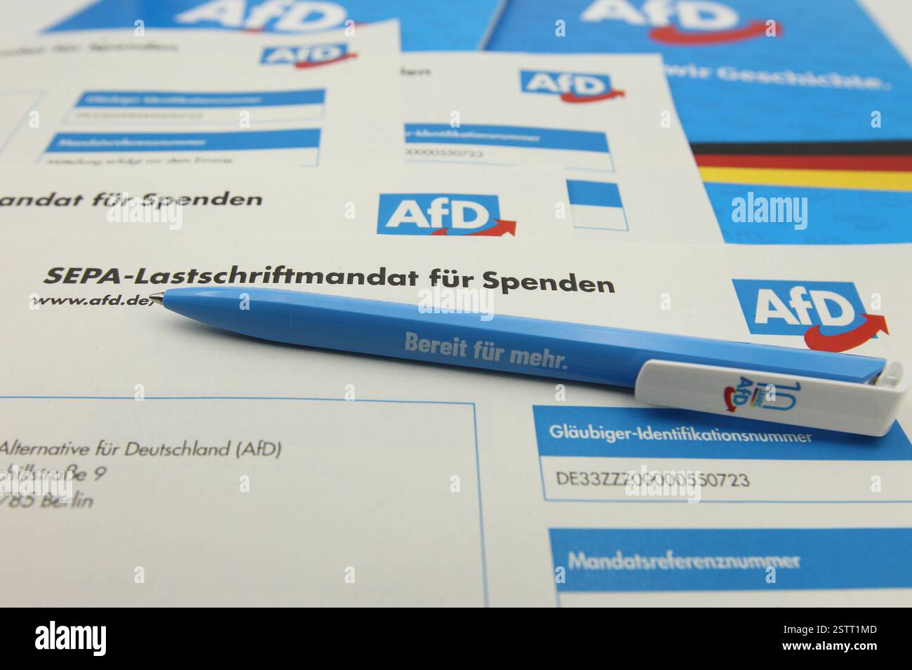 Ein SEPA-Lastschriftmandat für Spenden an die Partei Alternative für Deutschland AFD liegt auf einem Schreibtisch. Symbolbild/Symbolfoto. Schnelsen Hambourg *** Un mandat de prélèvement SEPA pour les dons au parti Alternative for Germany AFD se trouve sur un bureau image symbole photo symbole Schnelsen Hambourg Banque D'Images