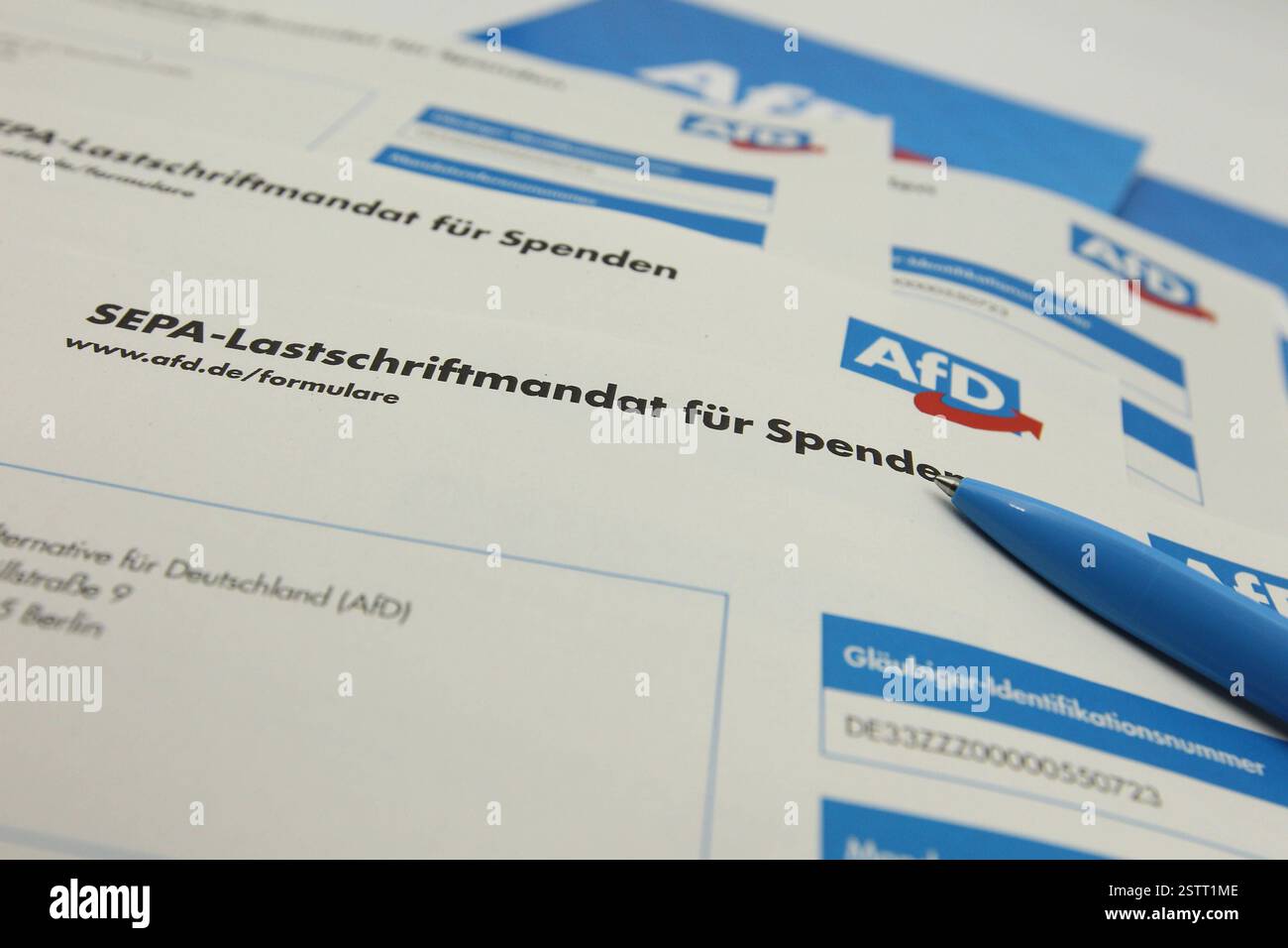 Ein SEPA-Lastschriftmandat für Spenden an die Partei Alternative für Deutschland AFD liegt auf einem Schreibtisch. Symbolbild/Symbolfoto. Schnelsen Hambourg *** Un mandat de prélèvement SEPA pour les dons au parti Alternative for Germany AFD se trouve sur un bureau image symbole photo symbole Schnelsen Hambourg Banque D'Images