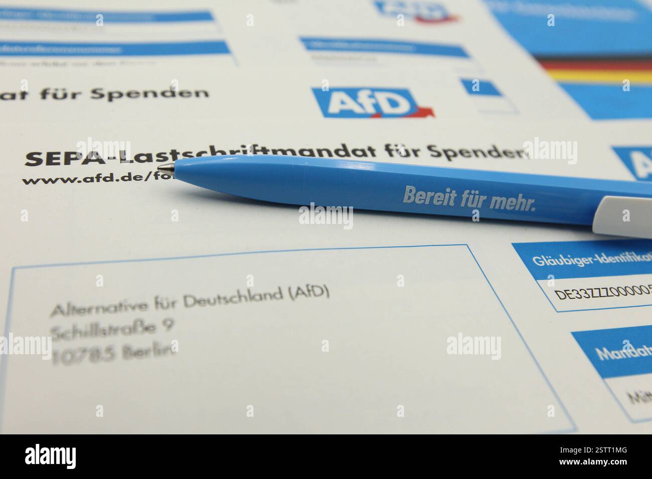 Ein SEPA-Lastschriftmandat für Spenden an die Partei Alternative für Deutschland AFD liegt auf einem Schreibtisch. Symbolbild/Symbolfoto. Schnelsen Hambourg *** Un mandat de prélèvement SEPA pour les dons au parti Alternative for Germany AFD se trouve sur un bureau image symbole photo symbole Schnelsen Hambourg Banque D'Images