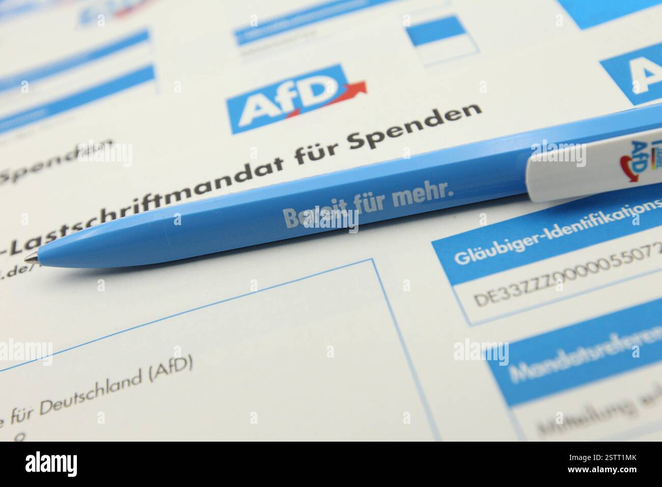 Ein SEPA-Lastschriftmandat für Spenden an die Partei Alternative für Deutschland AFD liegt auf einem Schreibtisch. Symbolbild/Symbolfoto. Schnelsen Hambourg *** Un mandat de prélèvement SEPA pour les dons au parti Alternative for Germany AFD se trouve sur un bureau image symbole photo symbole Schnelsen Hambourg Banque D'Images