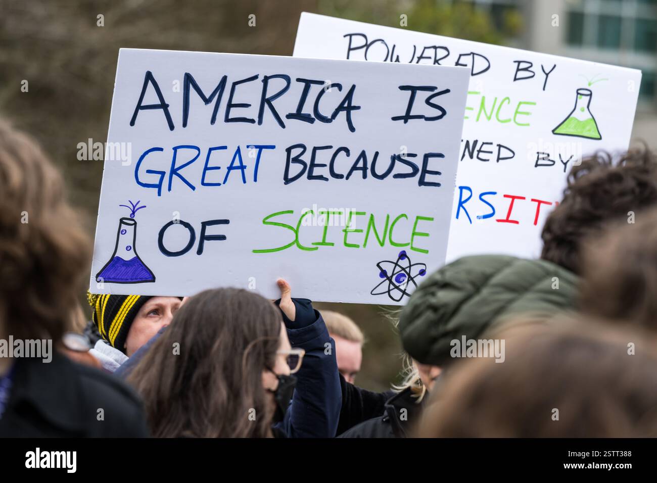 Seattle, États-Unis. 19 février 2025. Plus de 500 personnes piquaient sur le campus de Portage Bay de l'Université de Washington dans les mains de nos emplois de recherche en soins de santé. Le rassemblement appelle à financer ne pas geler les emplois, lutter contre les coupures dans la HIH, la DCD, la NSF, le ministère de l’éducation et nos écoles. Des groupes à travers le pays s’organisent après que le département DODG dirigé par Elon Musk ait commencé à couper des emplois et des fonds. Crédit : James Anderson/Alamy Live News Banque D'Images
