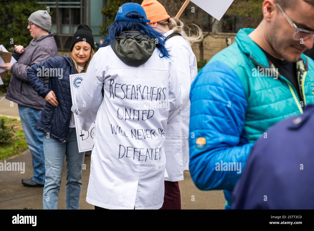 Seattle, États-Unis. 19 février 2025. Plus de 500 personnes piquaient sur le campus de Portage Bay de l'Université de Washington dans les mains de nos emplois de recherche en soins de santé. Le rassemblement appelle à financer ne pas geler les emplois, lutter contre les coupures dans la HIH, la DCD, la NSF, le ministère de l’éducation et nos écoles. Des groupes à travers le pays s’organisent après que le département DODG dirigé par Elon Musk ait commencé à couper des emplois et des fonds. Crédit : James Anderson/Alamy Live News Banque D'Images