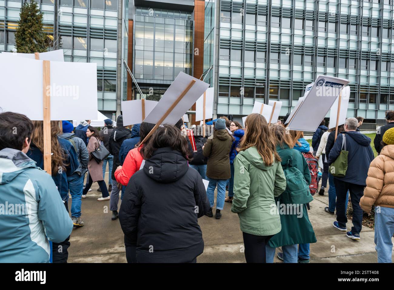 Seattle, États-Unis. 19 février 2025. Plus de 500 personnes piquaient sur le campus de Portage Bay de l'Université de Washington dans les mains de nos emplois de recherche en soins de santé. Le rassemblement appelle à financer ne pas geler les emplois, lutter contre les coupures dans la HIH, la DCD, la NSF, le ministère de l’éducation et nos écoles. Des groupes à travers le pays s’organisent après que le département DODG dirigé par Elon Musk ait commencé à couper des emplois et des fonds. Crédit : James Anderson/Alamy Live News Banque D'Images