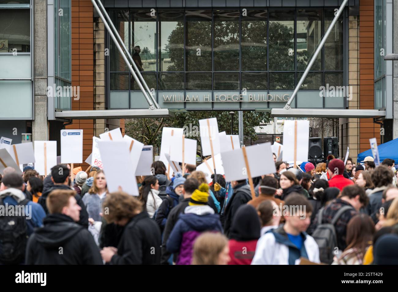 Seattle, États-Unis. 19 février 2025. Plus de 500 personnes piquaient sur le campus de Portage Bay de l'Université de Washington dans les mains de nos emplois de recherche en soins de santé. Le rassemblement appelle à financer ne pas geler les emplois, lutter contre les coupures dans la HIH, la DCD, la NSF, le ministère de l’éducation et nos écoles. Des groupes à travers le pays s’organisent après que le département DODG dirigé par Elon Musk ait commencé à couper des emplois et des fonds. Crédit : James Anderson/Alamy Live News Banque D'Images