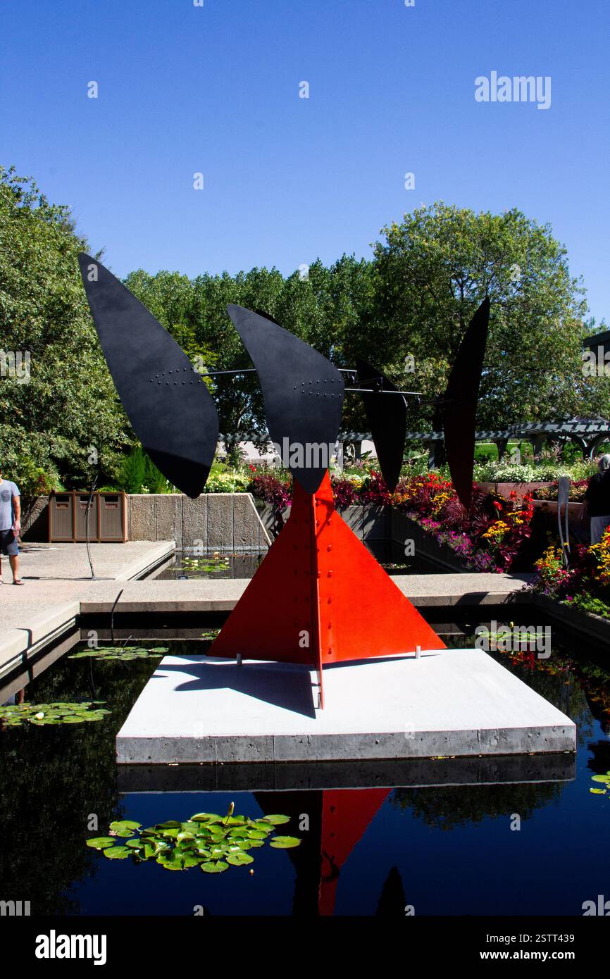 Une installation extérieure abstraite d'Alexander Calder, témoignant de la sculpture moderniste dans un jardin public. Banque D'Images