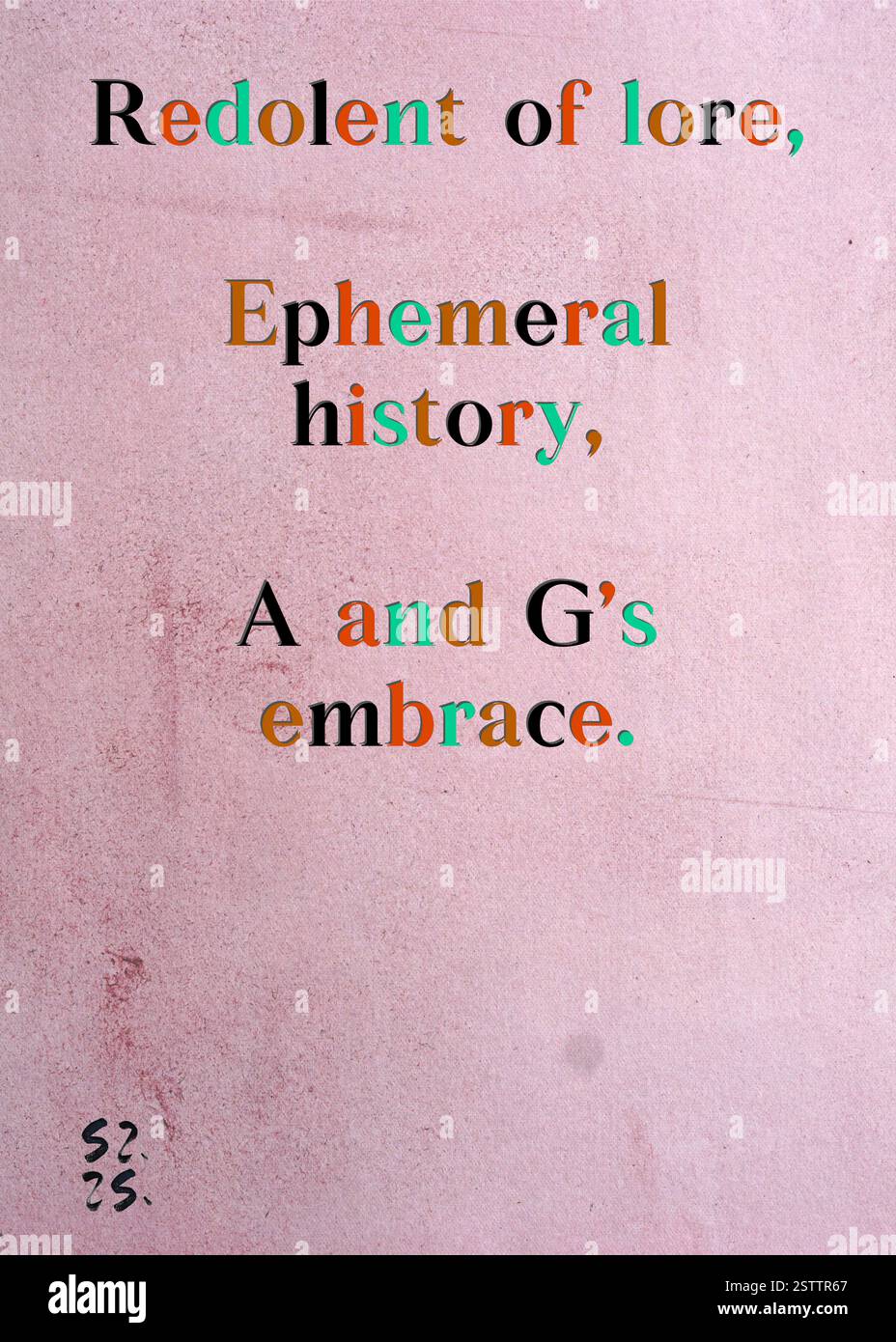 Redolent de la tradition, histoire éphémère, étreinte de A et G. Guilde des écrivains d'argent de Carla Ferreira. Art de Zsuzsa Szikra. Poésie Art Print, Triplumes est une forme poétique unique inspirée du haïku traditionnel, composée de trois lignes qui capturent des moments de clarté, d'émotion et de perspicacité. Dans notre collection, nous embrassons la liberté de la langue, où le mélange des mots et la suppression des traits d'Union est plus qu'un choix stylistique, c'est une façon de transmettre l'unité et la proximité entre les idées, créant une expression fluide et compacte qui résonne avec les rythmes de la vie moderne. Banque D'Images