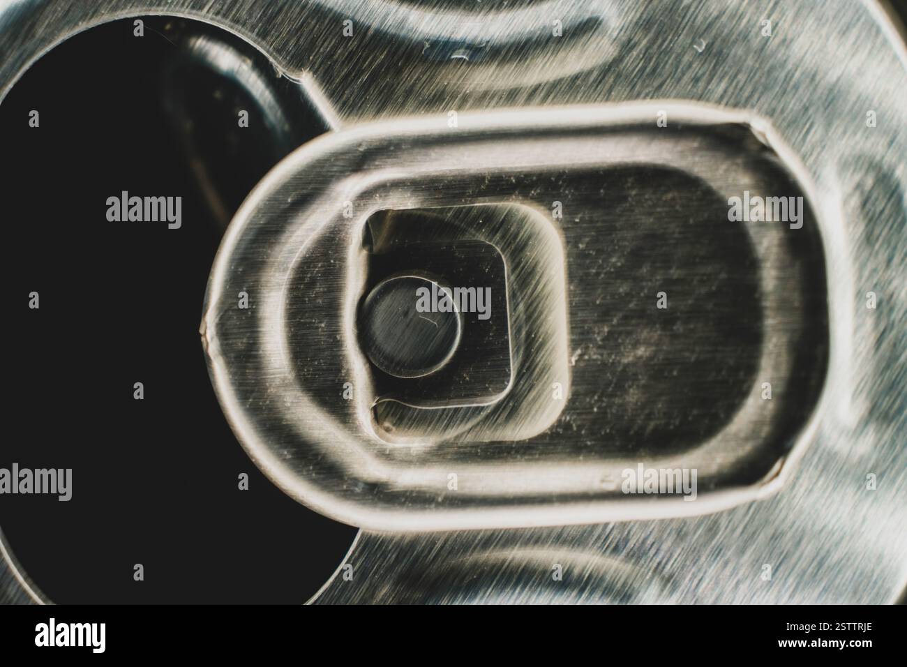 Macro de dessus de boîte en aluminium. MECANISME D'ouverture a patte fixe sur une BOITE de boisson en aluminium. Banque D'Images