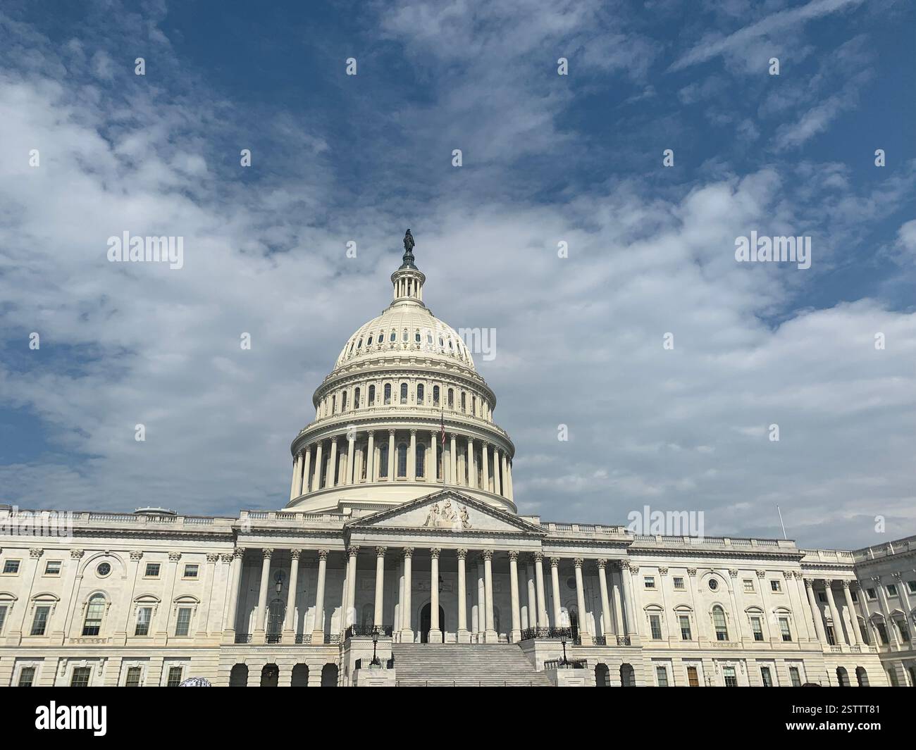 bâtiment du capitole des états-unis à washington dc au printemps - Image de stock capturée avec un smartphone