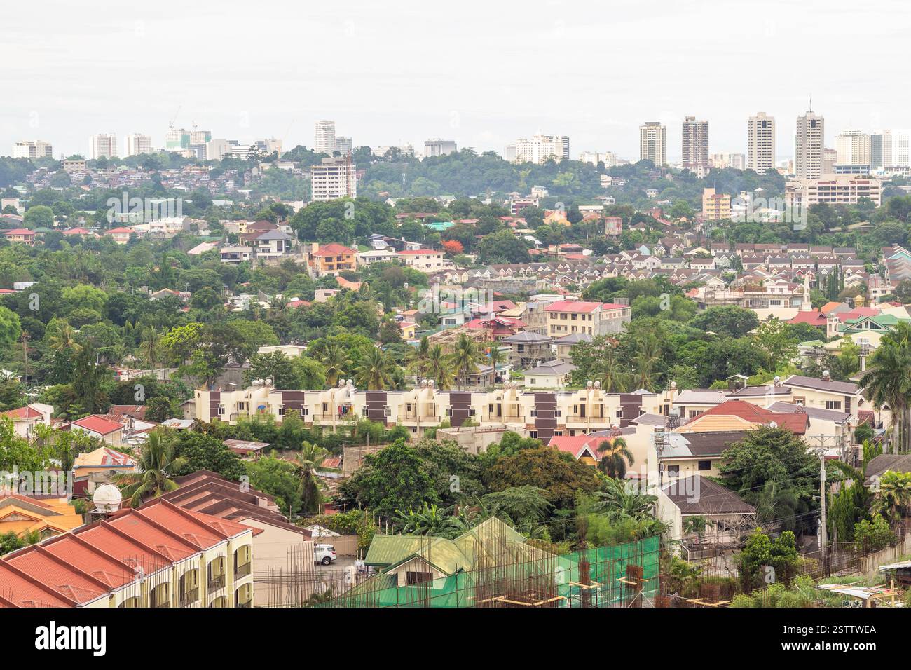 Paysage urbain construit de la ville de Cebu avec des immeubles de grande hauteur, des rues animées, et l'horizon de la ville aux Philippines Banque D'Images