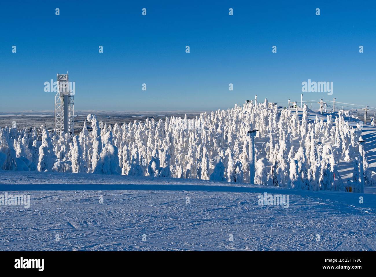 Kuusamo, Finlande : magnifique vue à l'ouest depuis le sommet de Saarua avec la grande tour de saut à ski dans le domaine skiable de Ruka sur la Laponie Banque D'Images