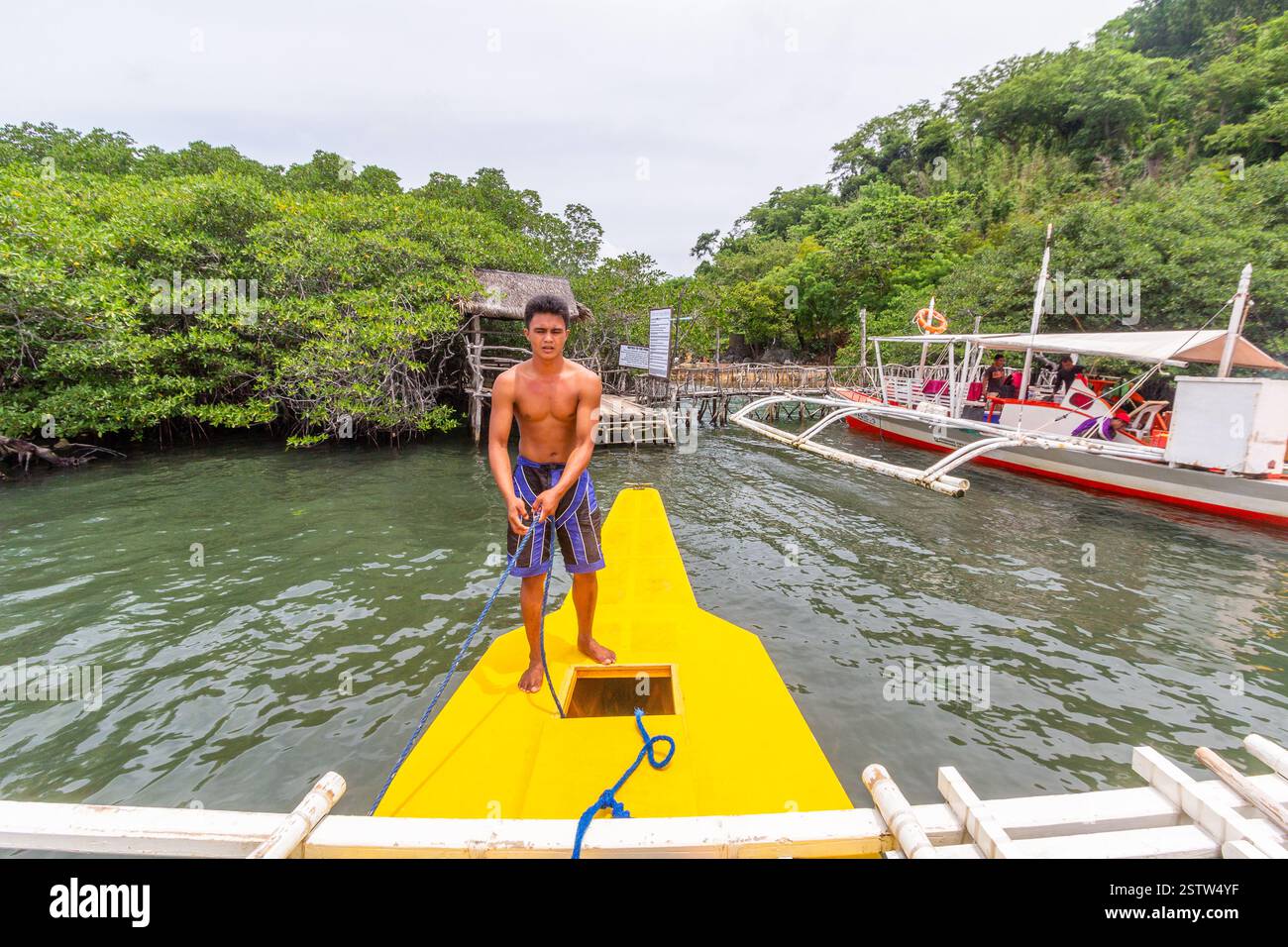 Deckhand prépare une banca touristique pour un voyage d'île en île à Coron, aux Philippines, connue pour ses lagons époustouflants, ses plages et ses eaux cristallines Banque D'Images