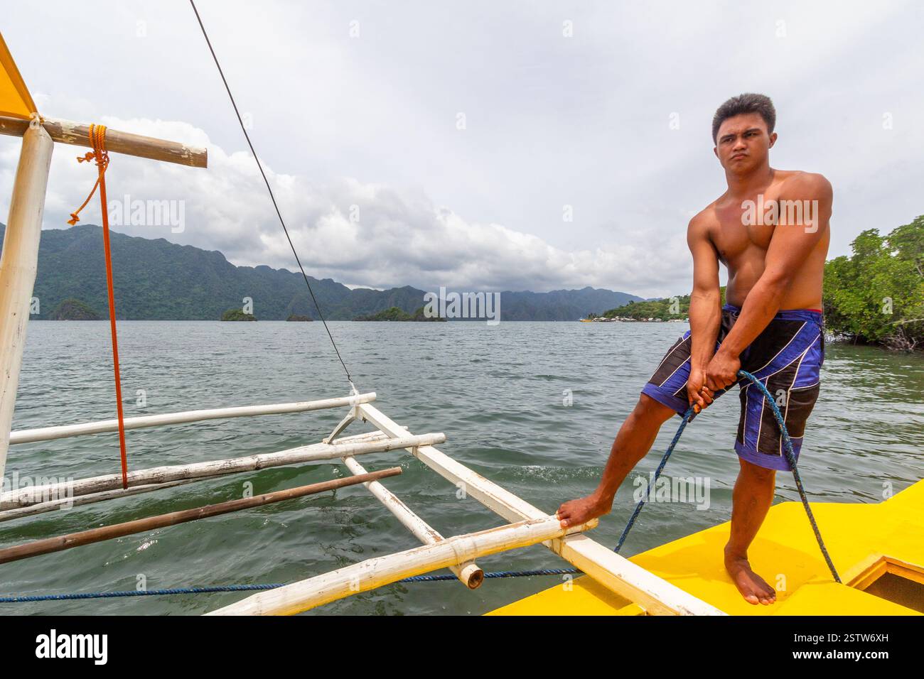 Deckhand prépare une banca touristique pour un voyage d'île en île à Coron, aux Philippines, connue pour ses lagons époustouflants, ses plages et ses eaux cristallines Banque D'Images