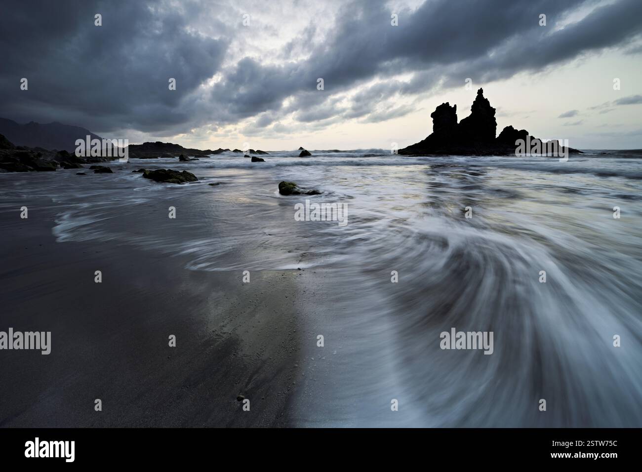 Nuages spectaculaires avec formation de roches à marée montante sur la plage de Playa de Benijo, Tenerife, Canaries, Espagne, Europe Banque D'Images