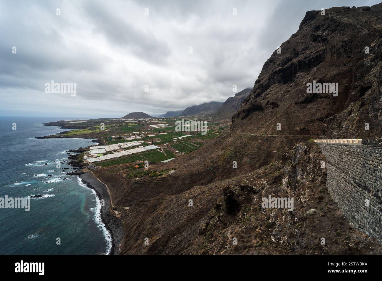 Côte rocheuse de l'océan Atlantique. En arrière-plan, la petite ville de Buenavista del Norte. Banque D'Images