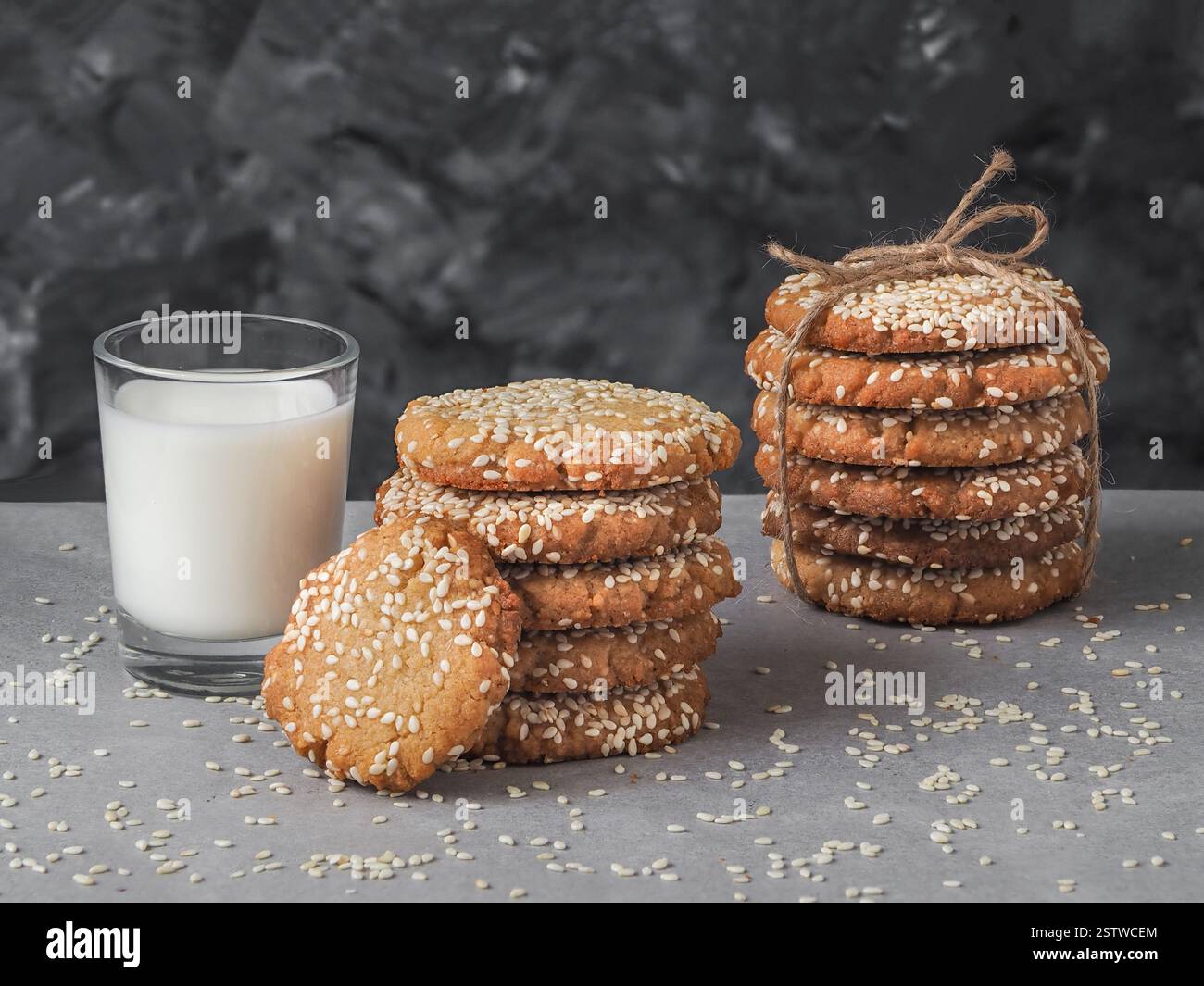 Biscuits Tahini végétaliens maison en pile avec verre de lait Banque D'Images