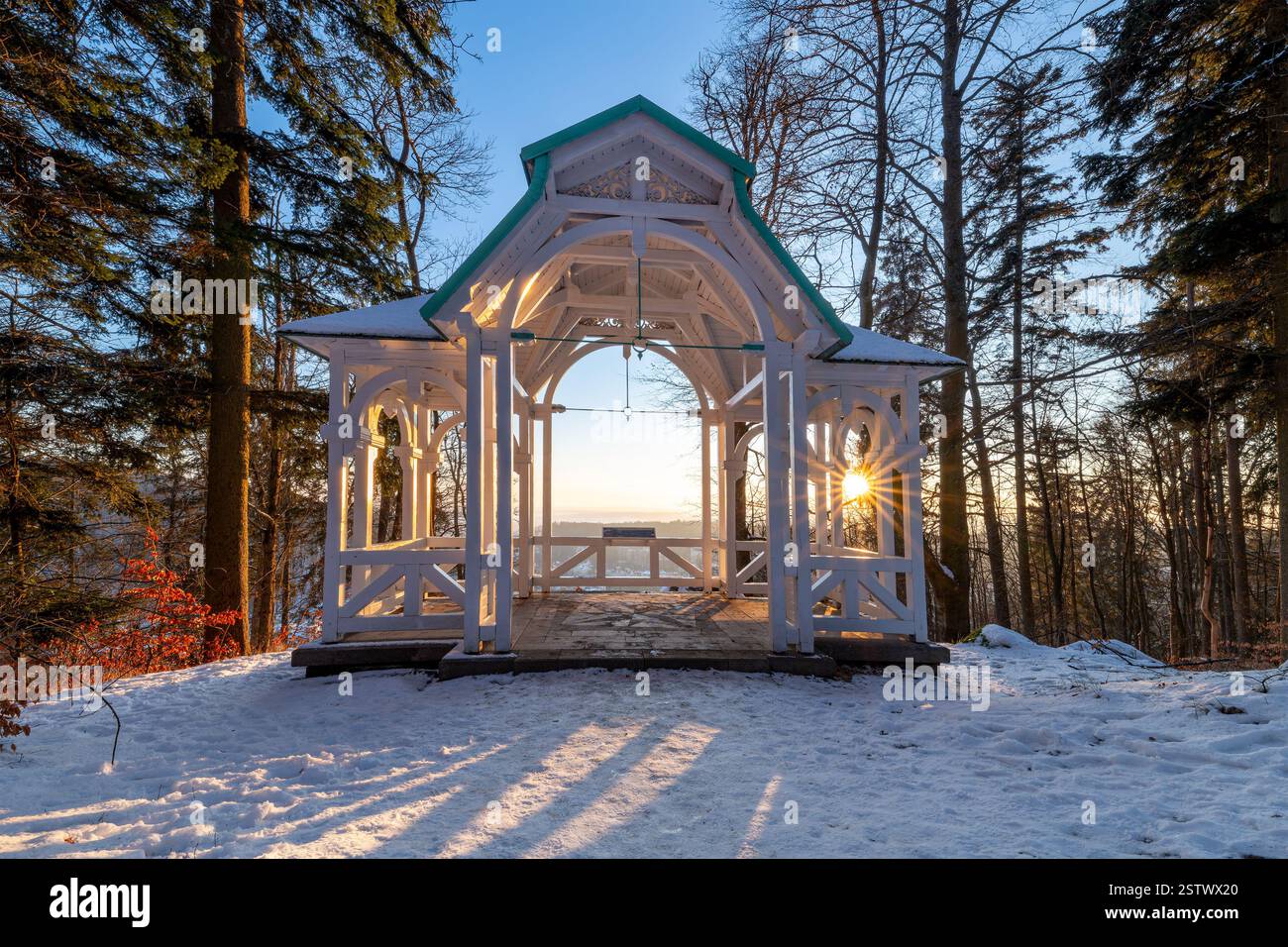 Belvédère de Mescery - un point de vue dans la forêt thermale photographié le soir d'hiver en contre-jour - Marianske Lazne (Marienbad) - République tchèque Banque D'Images