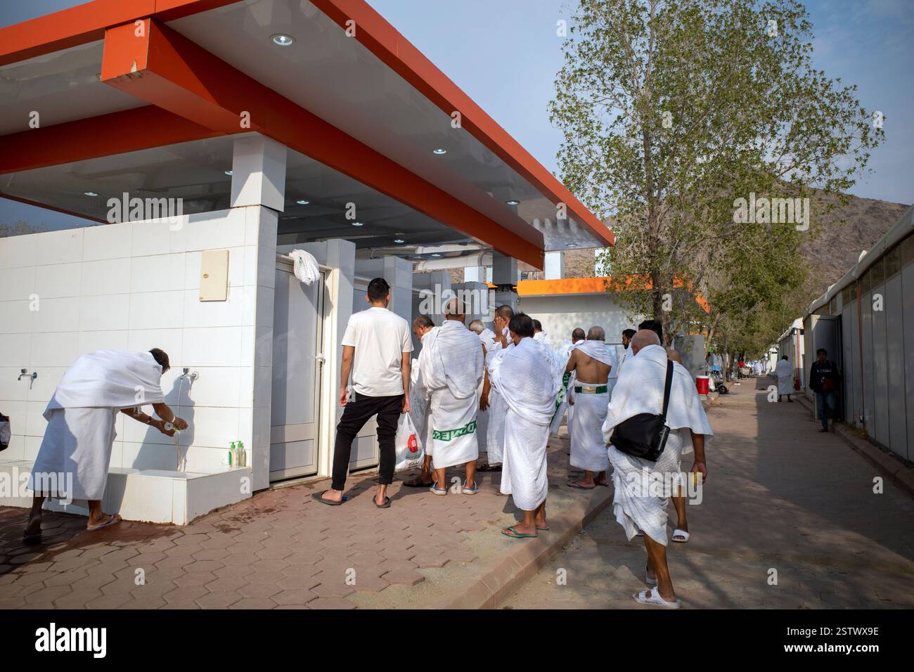 La Mecque, Arabie Saoudite - 15 juin 2024 : des pèlerins âgés font la queue aux toilettes, près de la tente Arafah. Hajj saison 2024. Banque D'Images