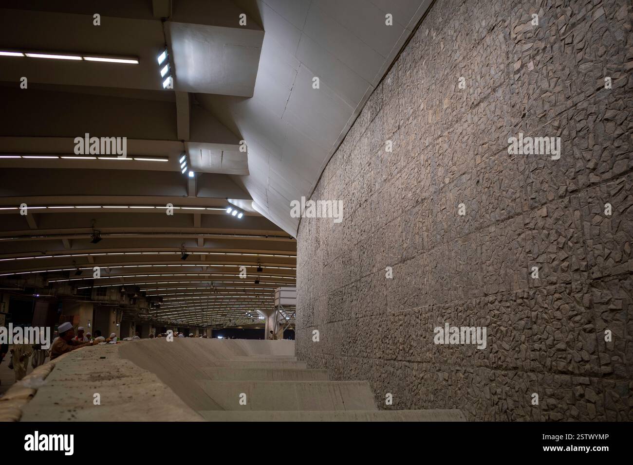 La Mecque, Arabie Saoudite - 19 juin 2024 : pèlerins faisant le rituel de lapidation Jamarat à Mina, Arabie Saoudite pendant la saison du Hajj. Banque D'Images
